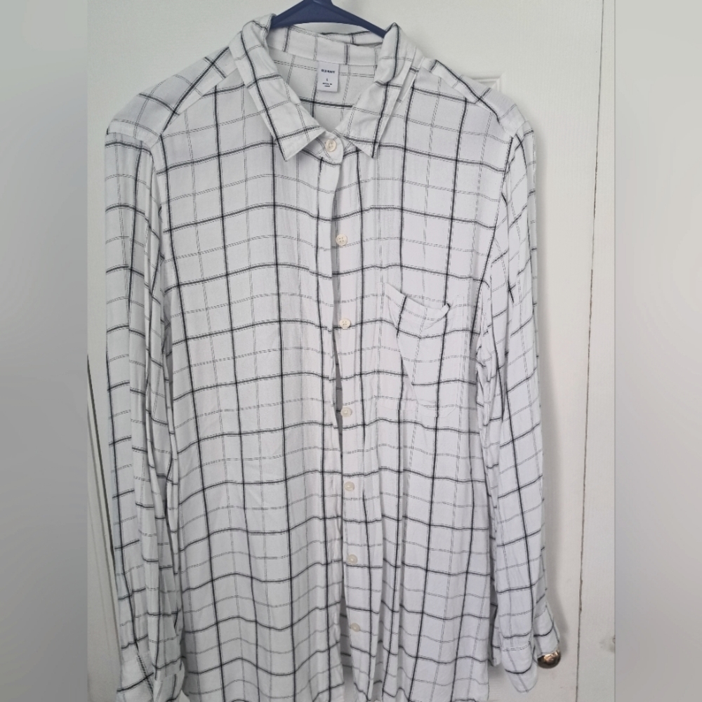 Old navy blouse  top  with lond sleeve size L great condition.
